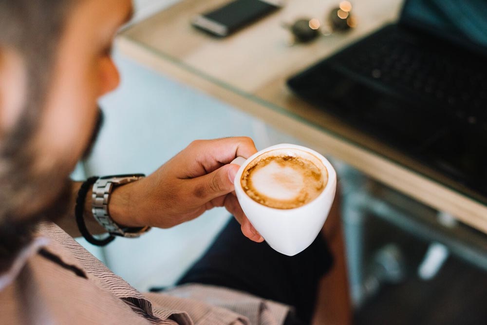 Rincari del caffè, le cause dietro l’aumento dei prezzi e l’impatto sui consumatori