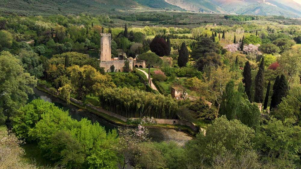 Magnolie, prunus e rovine segrete, la primavera incanta il Giardino di Ninfa a Latina
