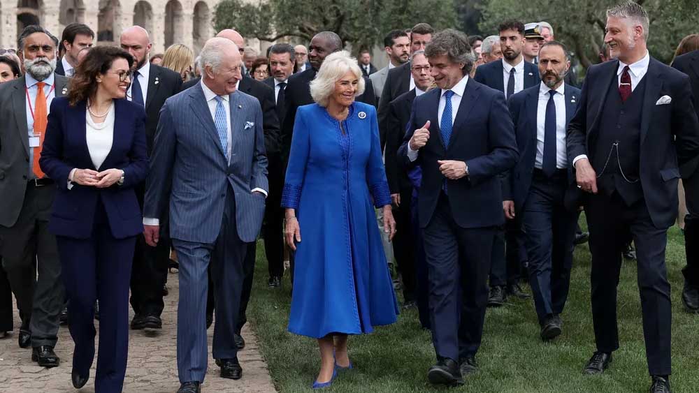 Re Carlo e Camilla al Colosseo con Alberto Angela, tra curiosità, storia romana e piccoli cavalli simili a pony