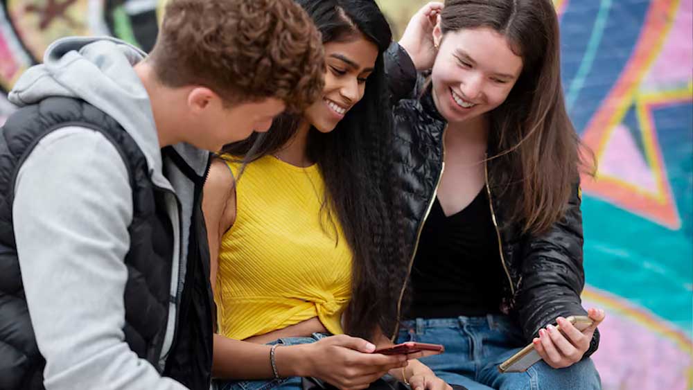 Adolescenti in Italia, tra social network e paure per il futuro